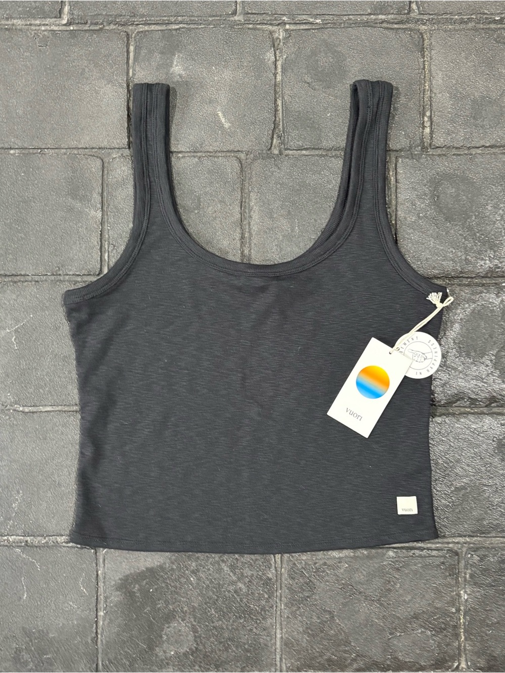 Vuori sunrise crop tank black size large NWT